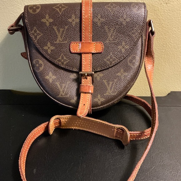 Authentic Louis Vuitton Chantilly Crossbody bag - Picture 1 of 9